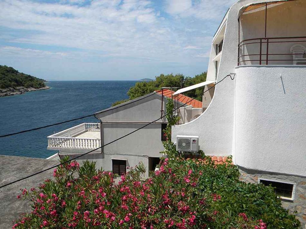 Apartment Zirje mit Meerblick in Strandnähe