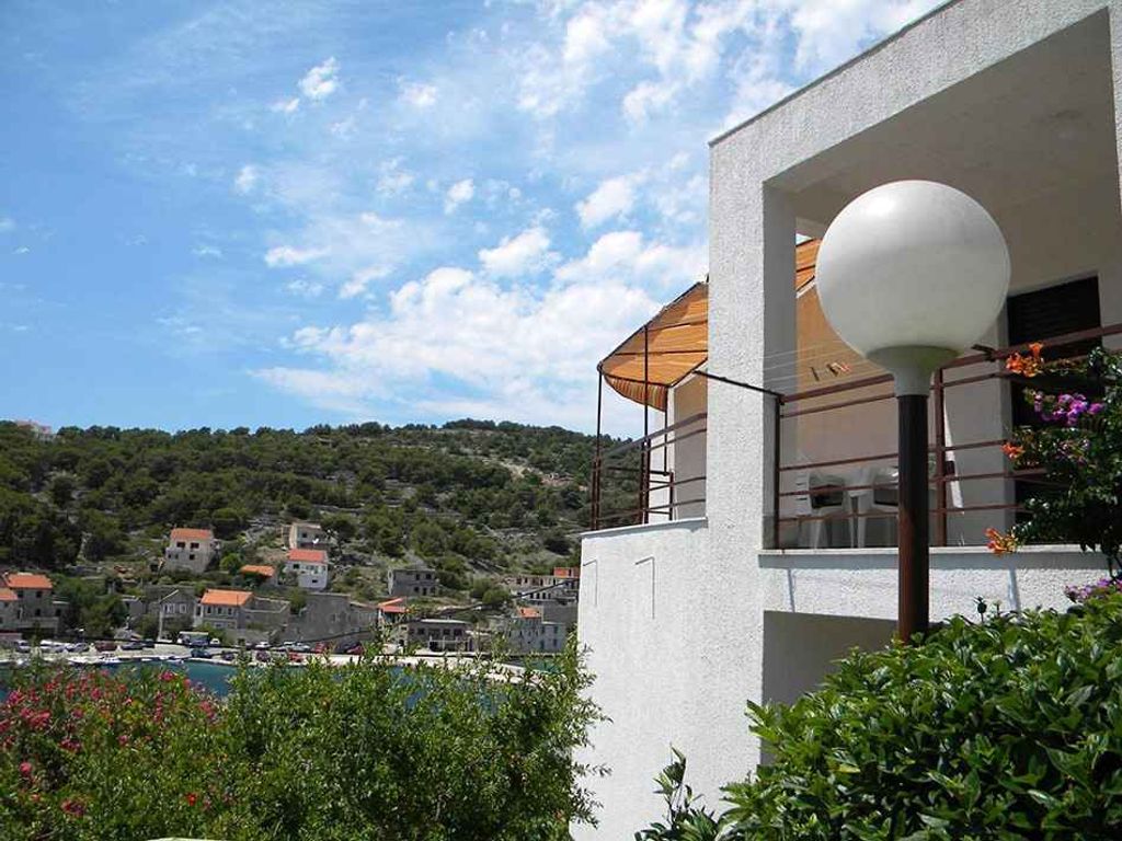 Apartment Zirje mit Meerblick in Strandnähe