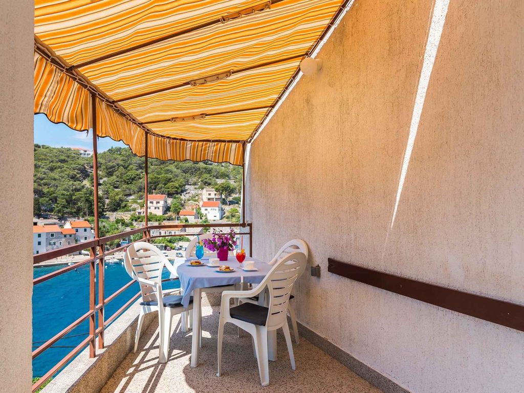 Apartment Zirje mit Meerblick in Strandnähe