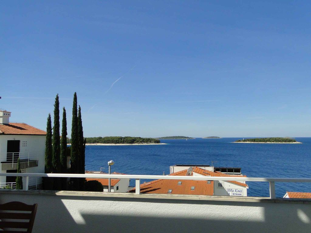 Ferienwohnung mit Balkon und Blick aufs Meer