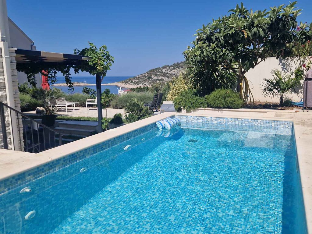 Villa mit Pool und Klimaanlage