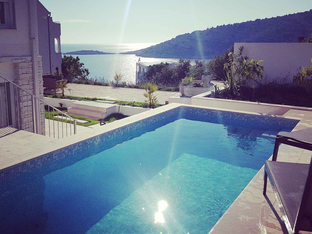 Villa mit Pool und Klimaanlage