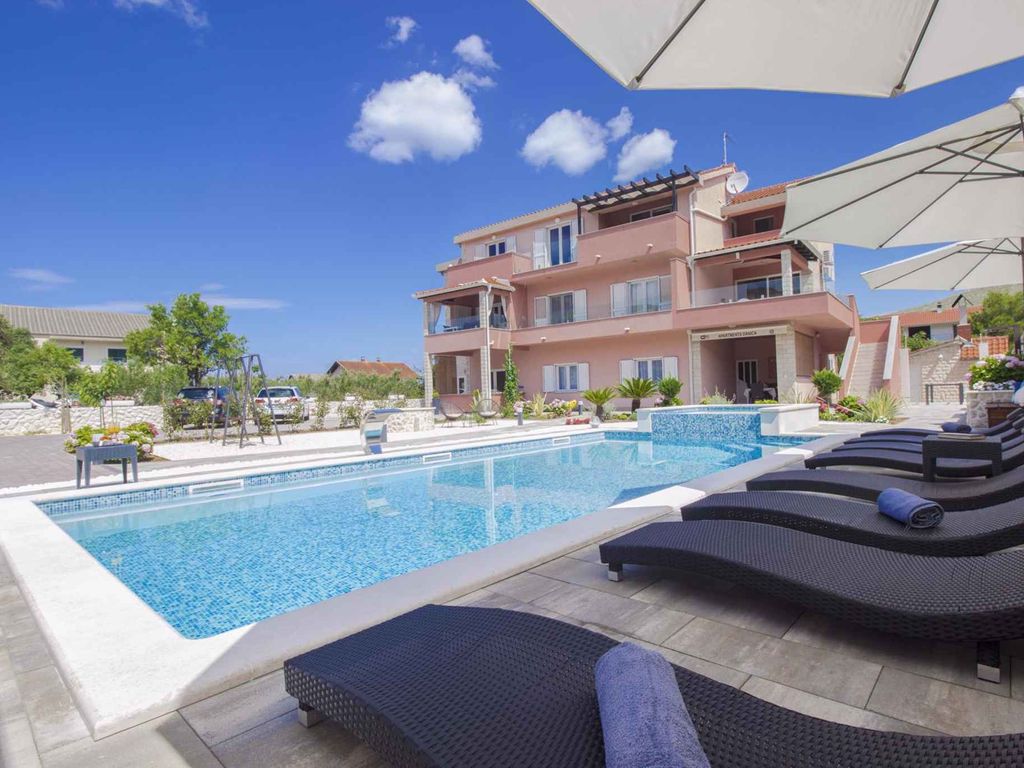 Ferienhaus mit 3 Ferienwohnungen für 5 bis 15 Personen