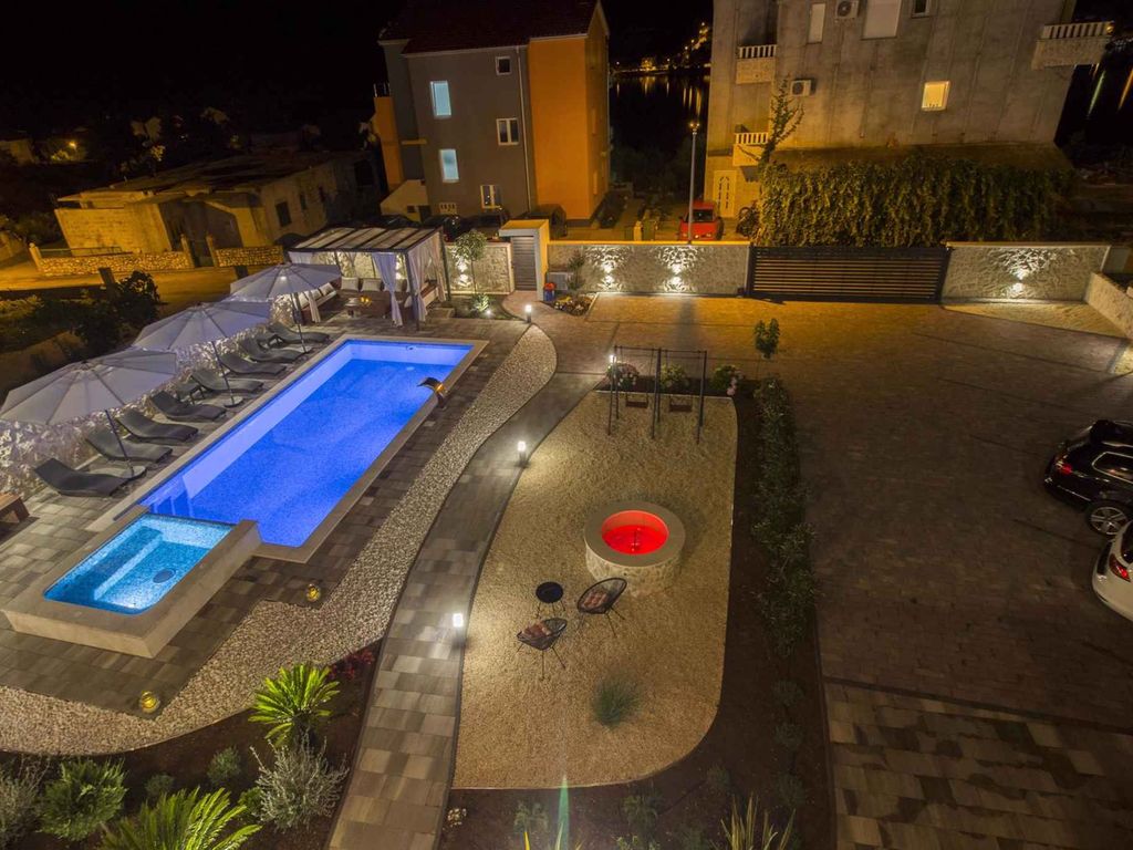 Ferienhaus mit 3 Ferienwohnungen für 5 bis 15 Personen