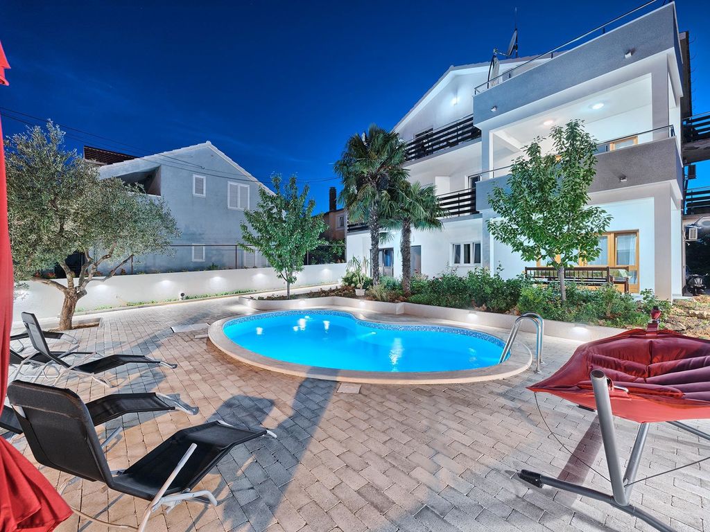 Ferienwohnung mit Balkon und Pool