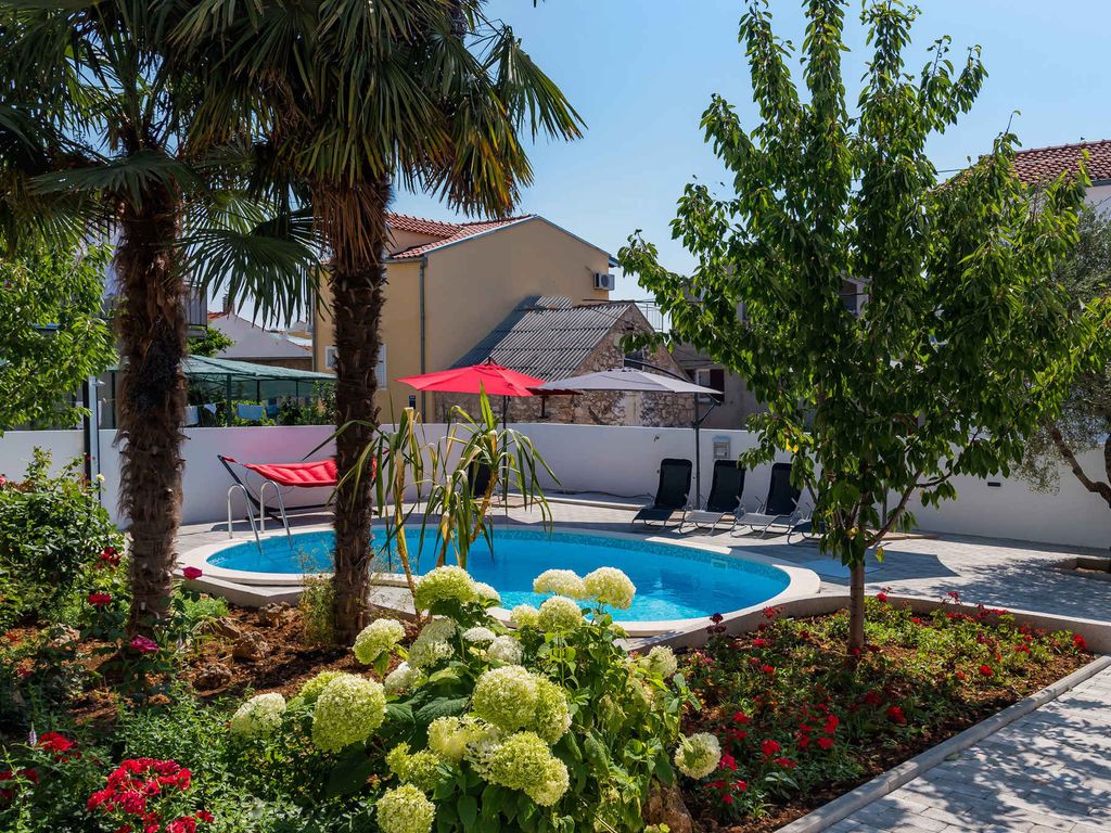 Ferienwohnung mit Balkon und Pool