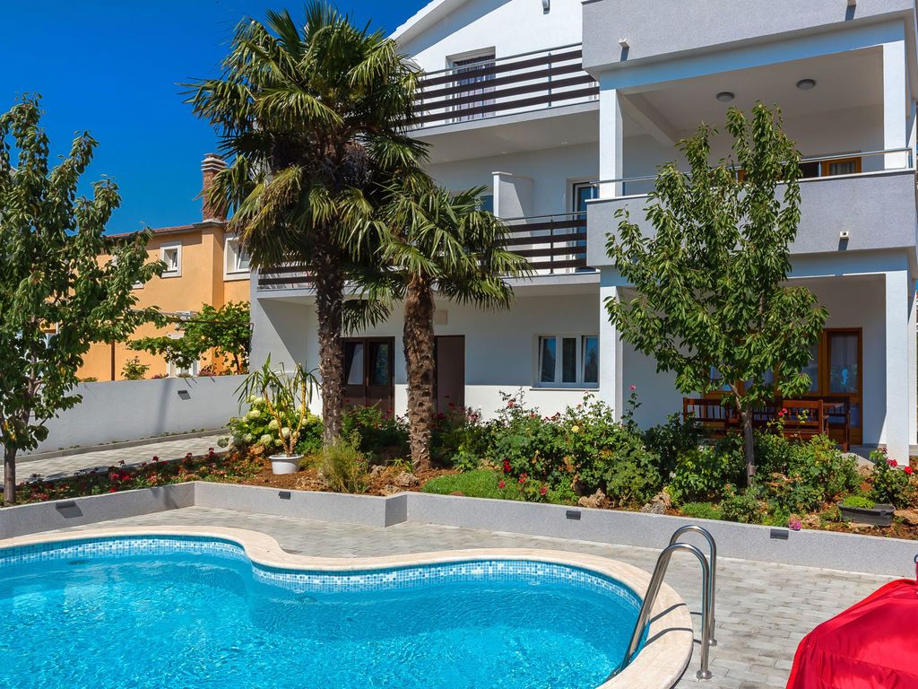 Ferienwohnung mit Balkon und Pool