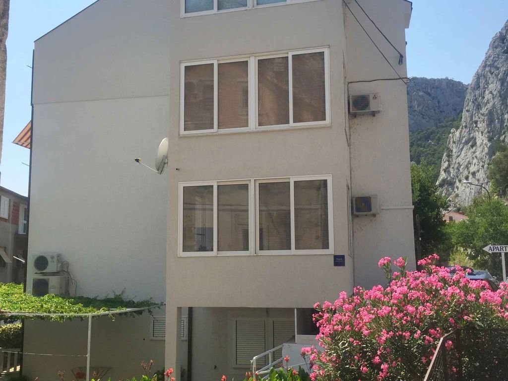 Ferienwohnung mit Klimaanlage und Balkon in Omis