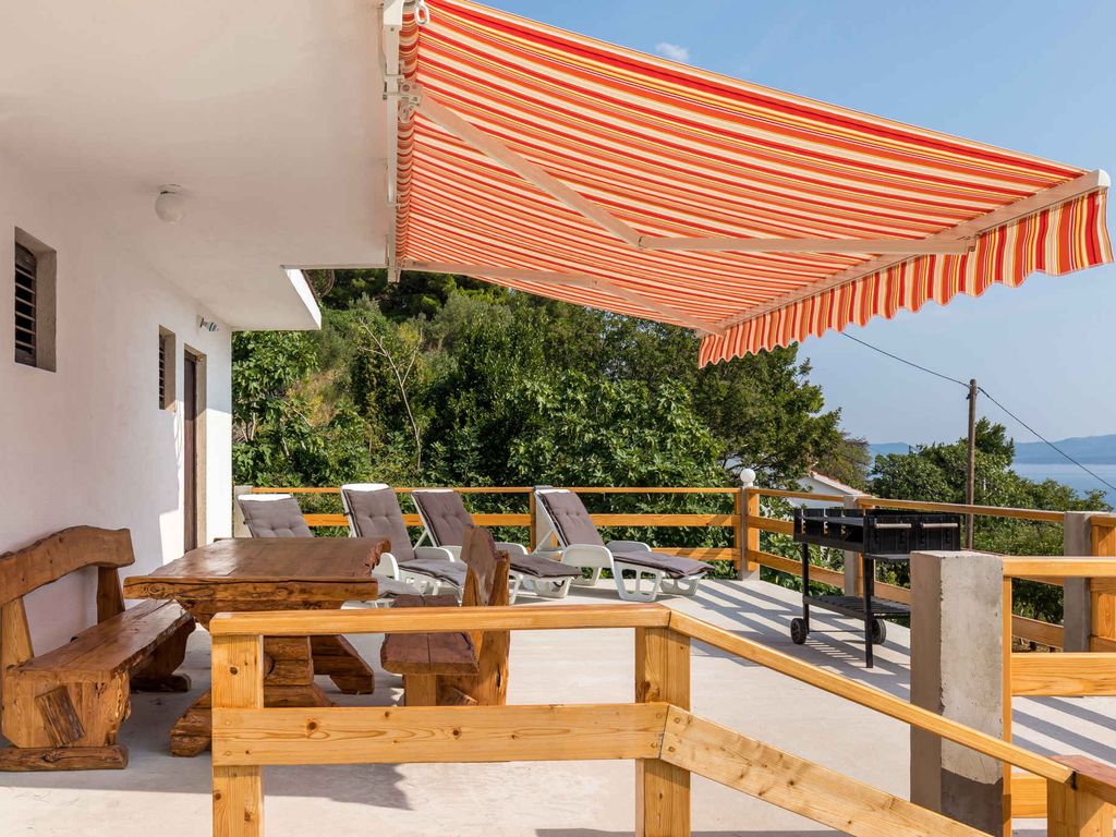 Ferienwohnung mit Balkon, Meerblick und Pool