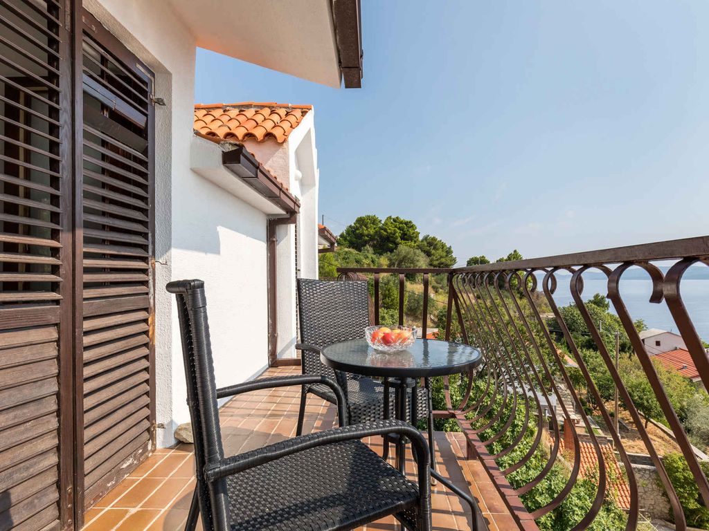 Ferienwohnung mit Balkon, Meerblick und Pool