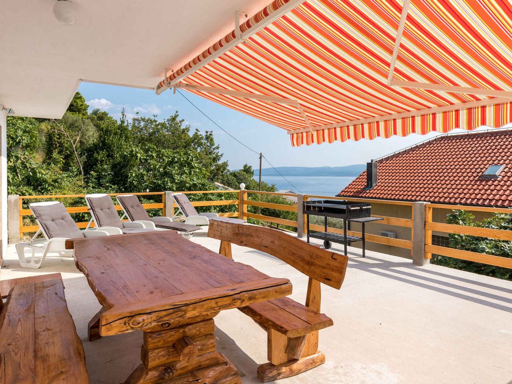 Ferienwohnung mit Balkon, Meerblick und Pool