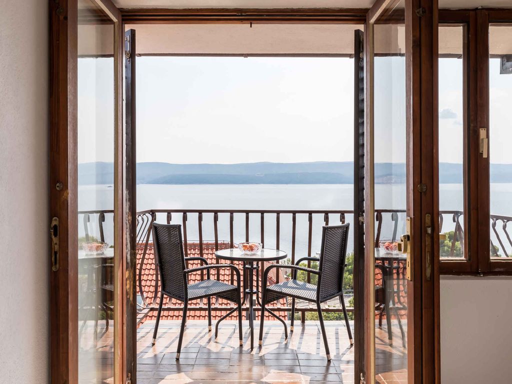 Ferienwohnung mit Balkon, Meerblick und Pool