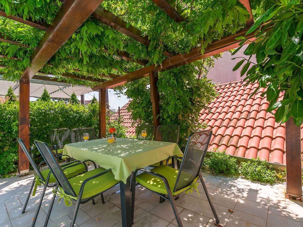 Ferienwohnung mit Balkon und Pool