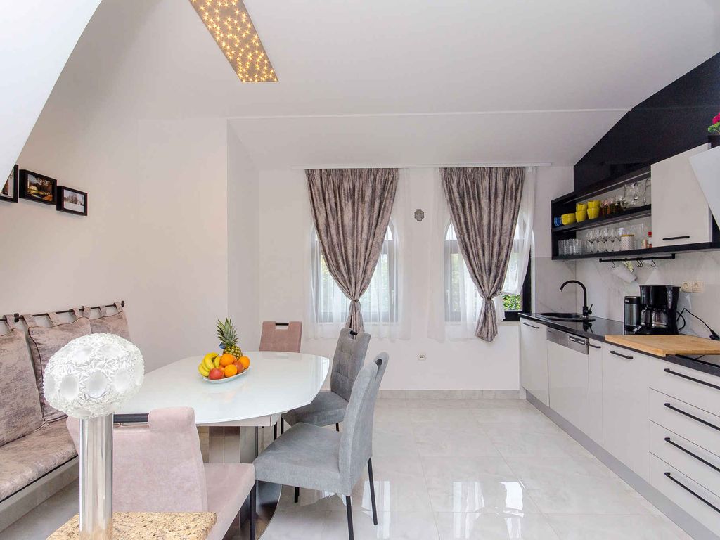 Ferienwohnung mit Pool und Grill