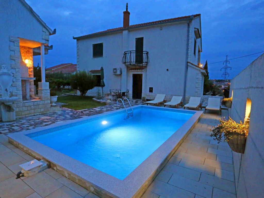 Ferienwohnung mit Pool und Grill