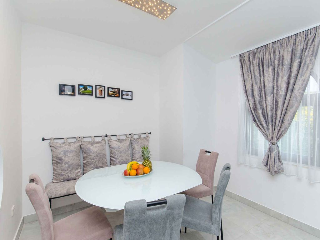 Ferienwohnung mit Pool und Grill