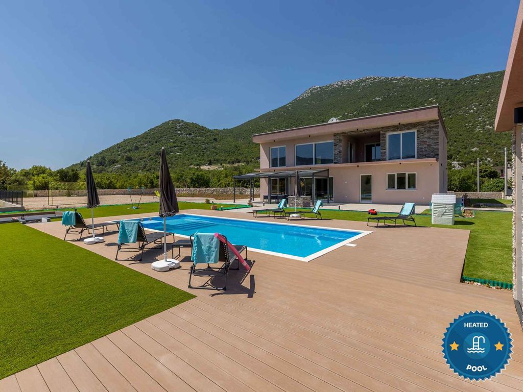 Ferienhaus mit Pool und Klimaanlage