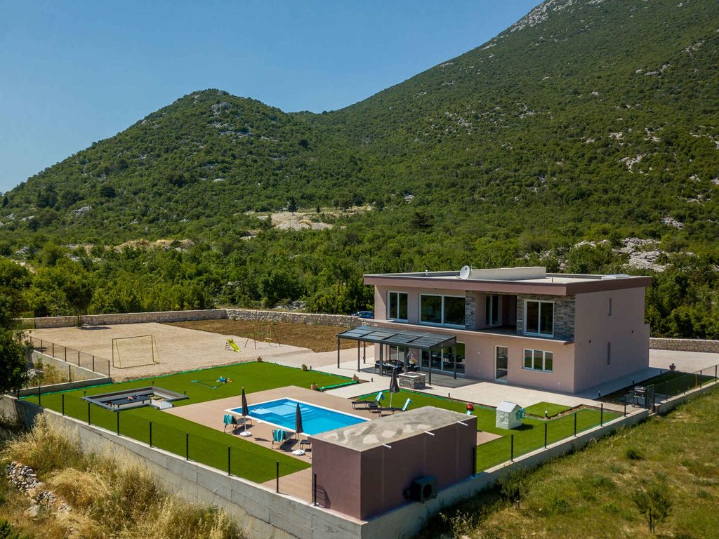 Ferienhaus mit Pool und Klimaanlage
