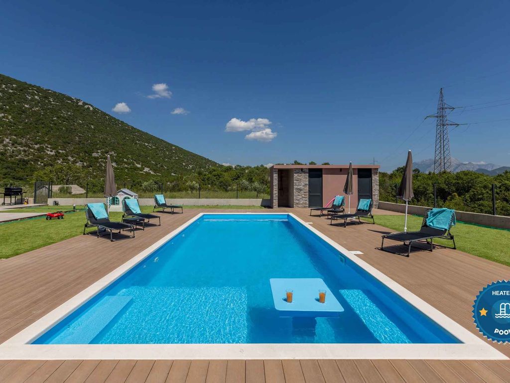 Ferienhaus mit Pool und Klimaanlage