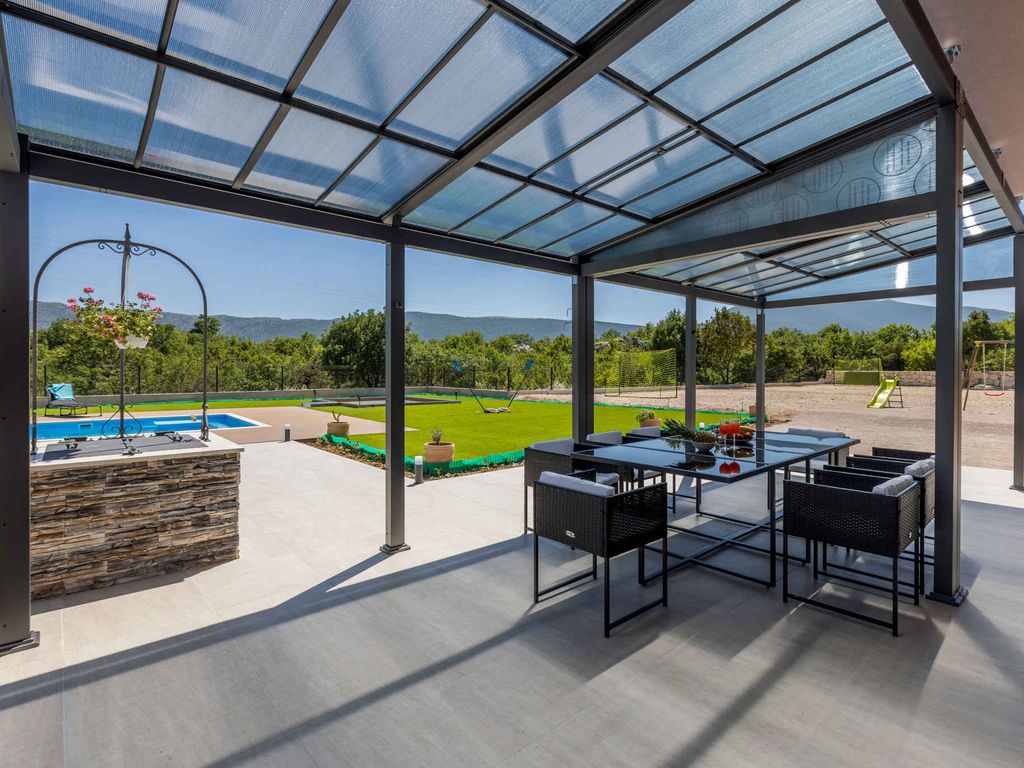Ferienhaus mit Pool und Klimaanlage
