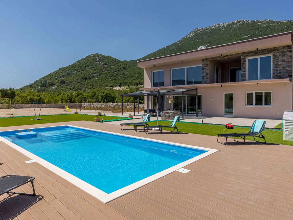 Ferienhaus mit Pool und Klimaanlage