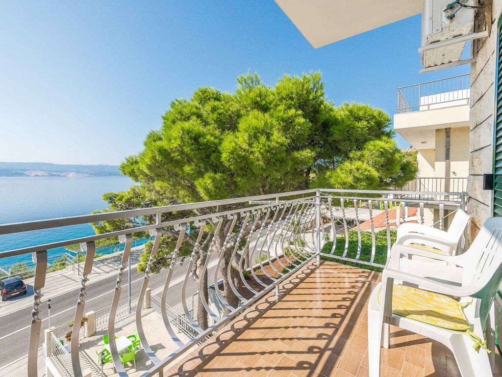 Studio-Apartment mit gemeinsamer Terrasse direkt am Meer in Lokva Rogoznica