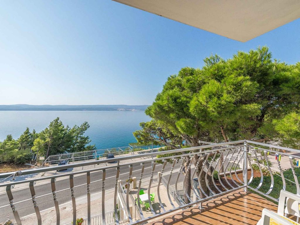 Studio-Apartment mit gemeinsamer Terrasse direkt am Meer in Lokva Rogoznica