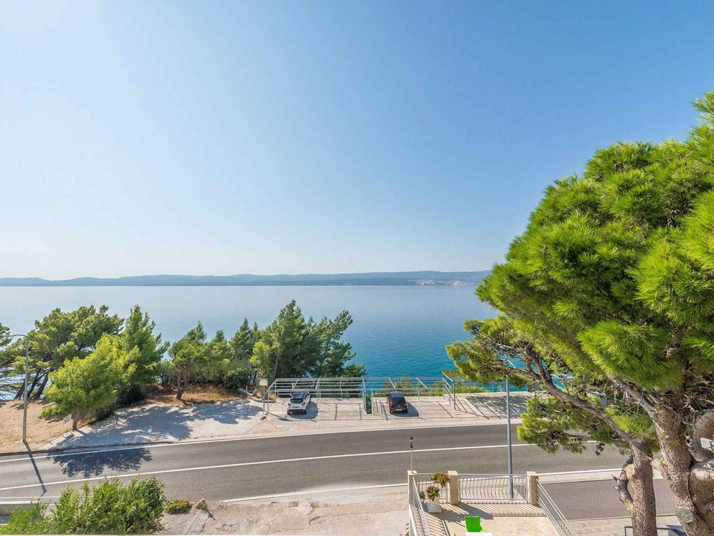 Studio-Apartment mit gemeinsamer Terrasse direkt am Meer in Lokva Rogoznica