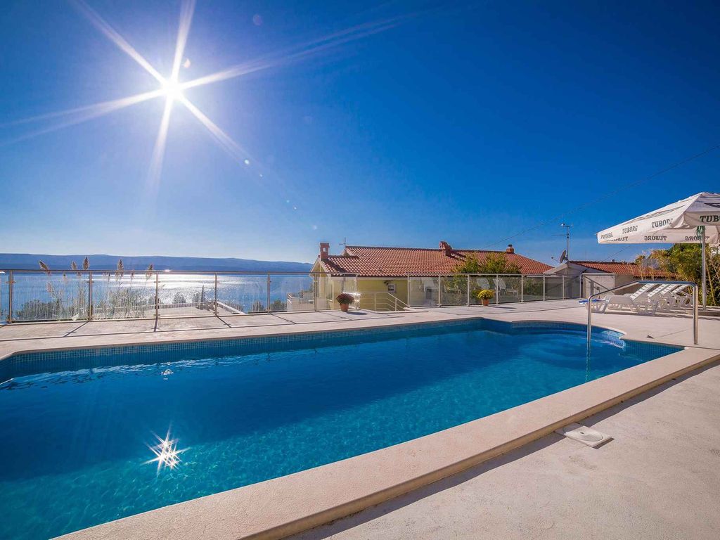 Ferienwohnung mit Pool und Meerblick
