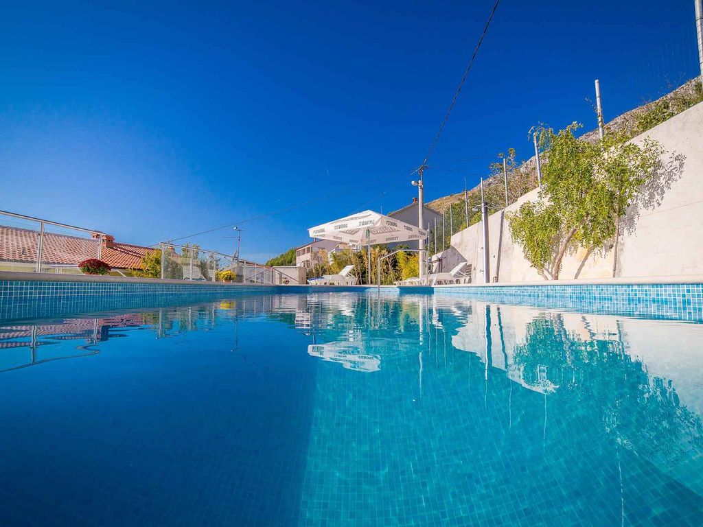 Ferienwohnung mit Pool und Meerblick
