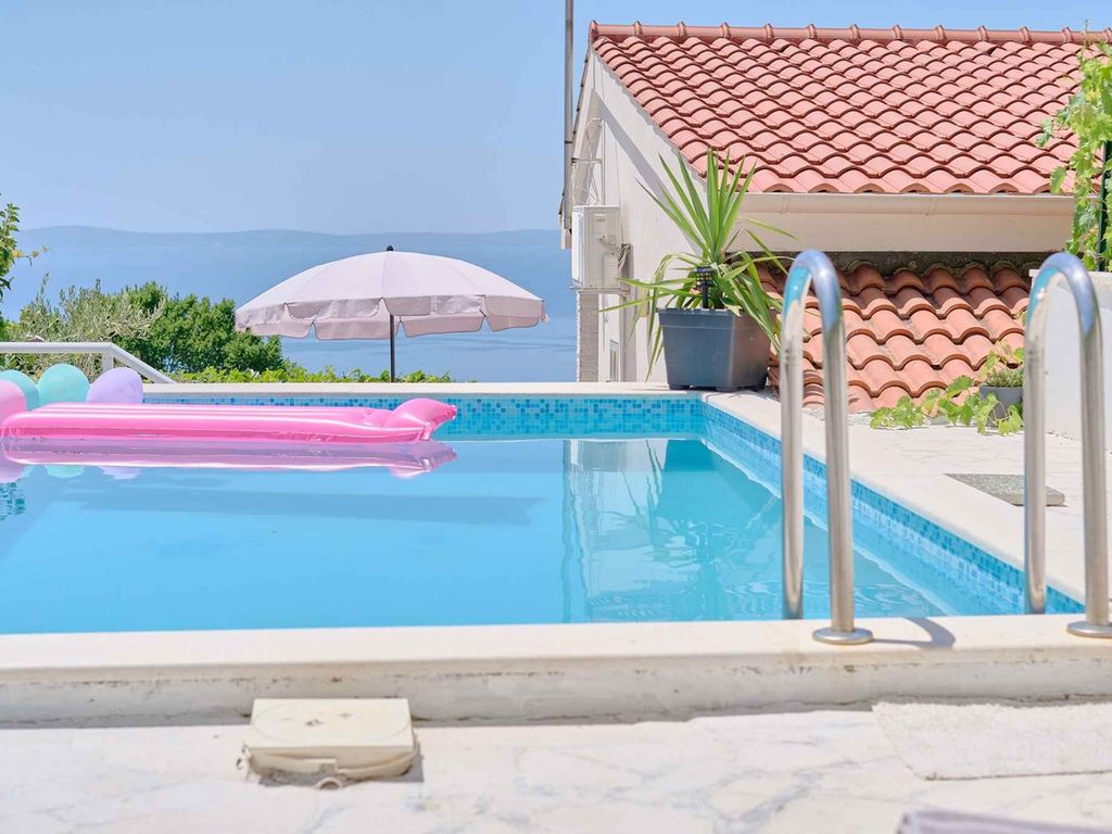 Ferienhaus mit Pool und Meerblick