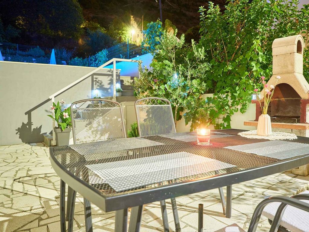 Ferienhaus mit Pool und Meerblick