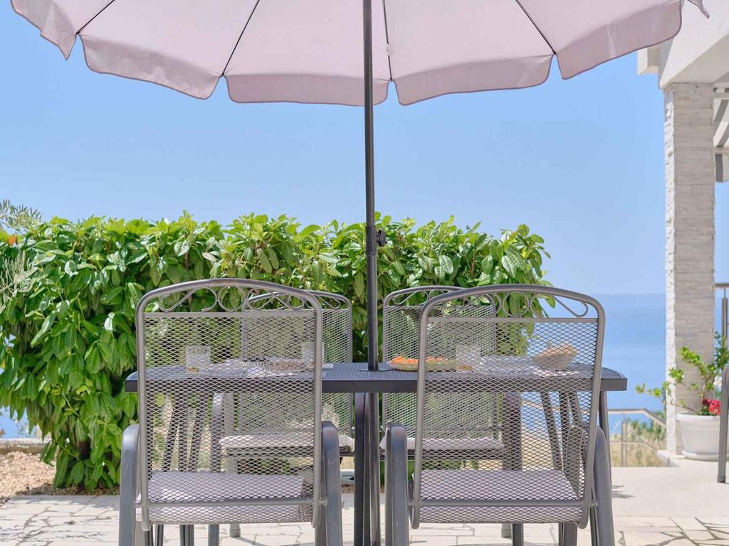 Ferienhaus mit Pool und Meerblick