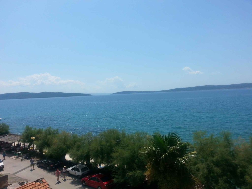 Moderne Ferienwohnung für 4 Personen, direkt am Meer, mit Balkon und Meerblick
