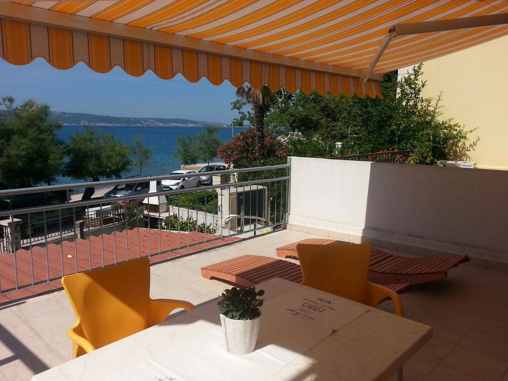 Moderne Ferienwohnung für 4 Personen, direkt am Meer, mit Balkon und Meerblick
