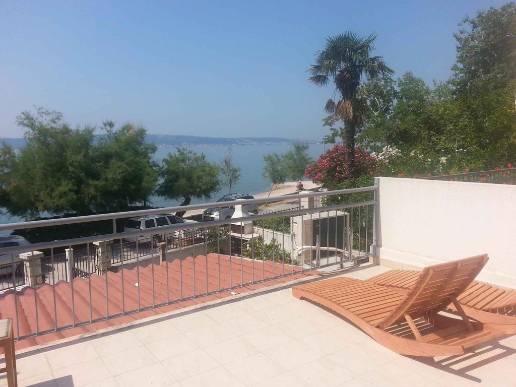 Moderne Ferienwohnung für 4 Personen, direkt am Meer, mit Balkon und Meerblick