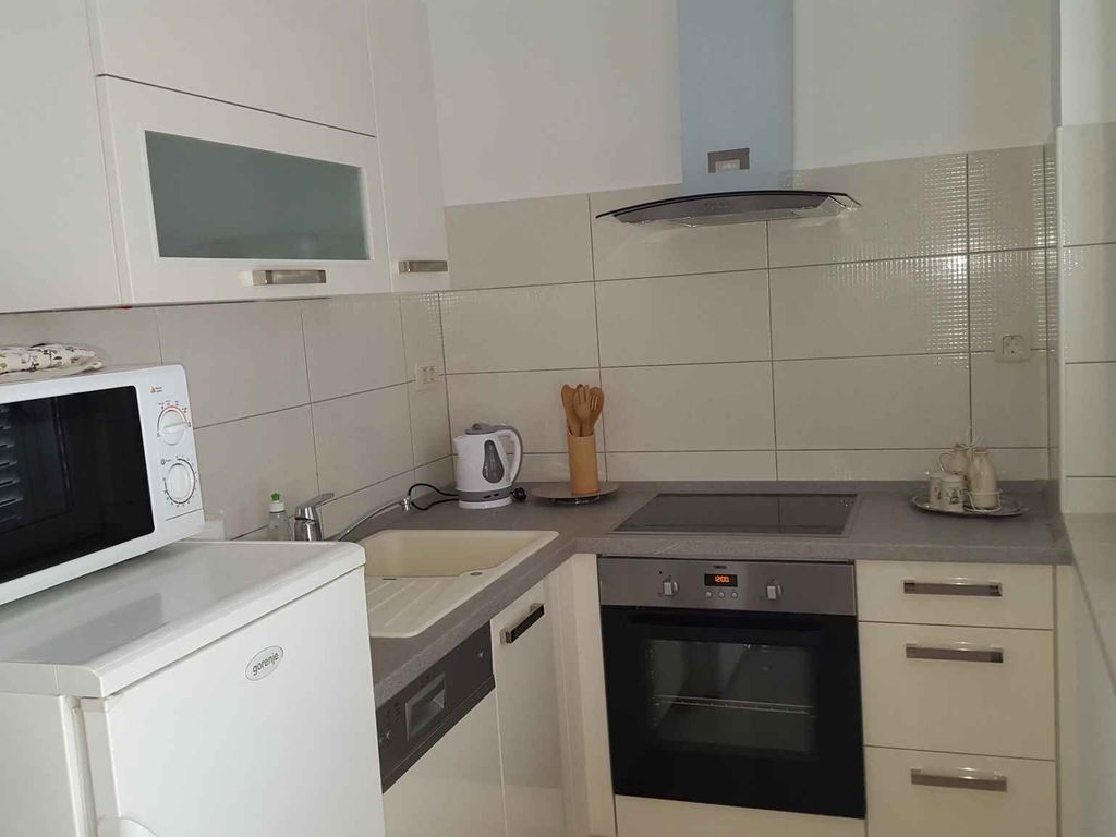 Moderne Ferienwohnung für 4 Personen, direkt am Meer, mit Balkon und Meerblick