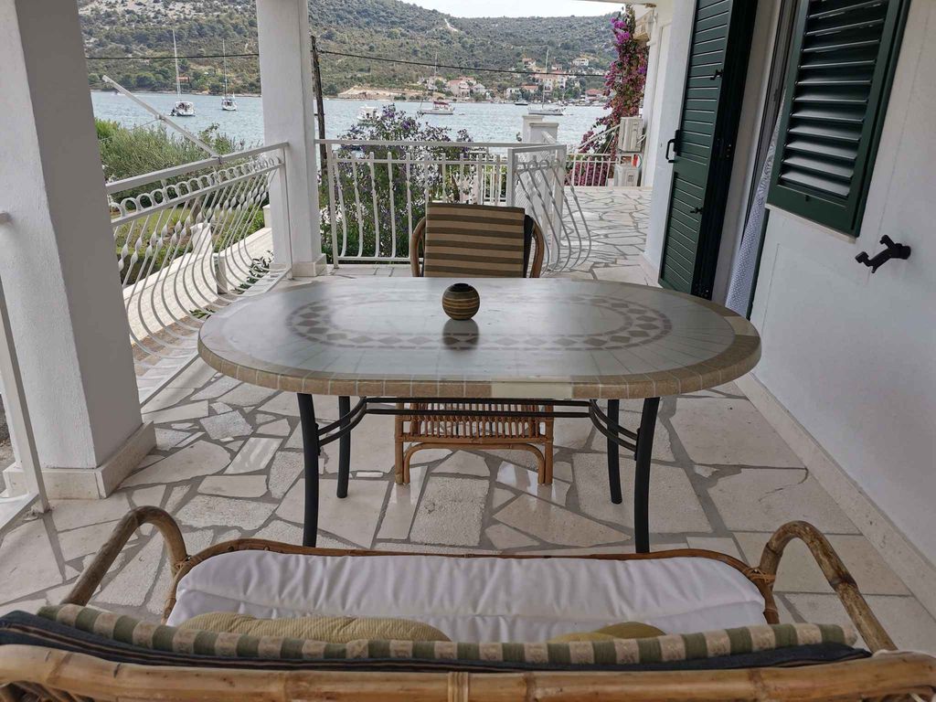 Ferienwohnung mit Terrasse und Meerblick am Strand