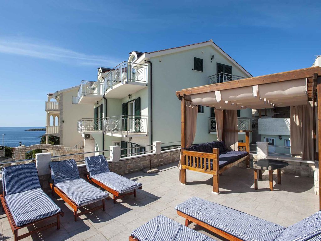Villa mit Pool und Meerblick