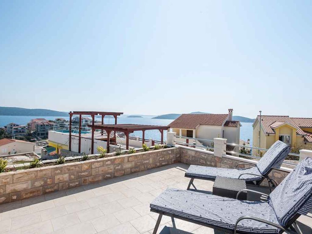 Villa mit Pool und Meerblick