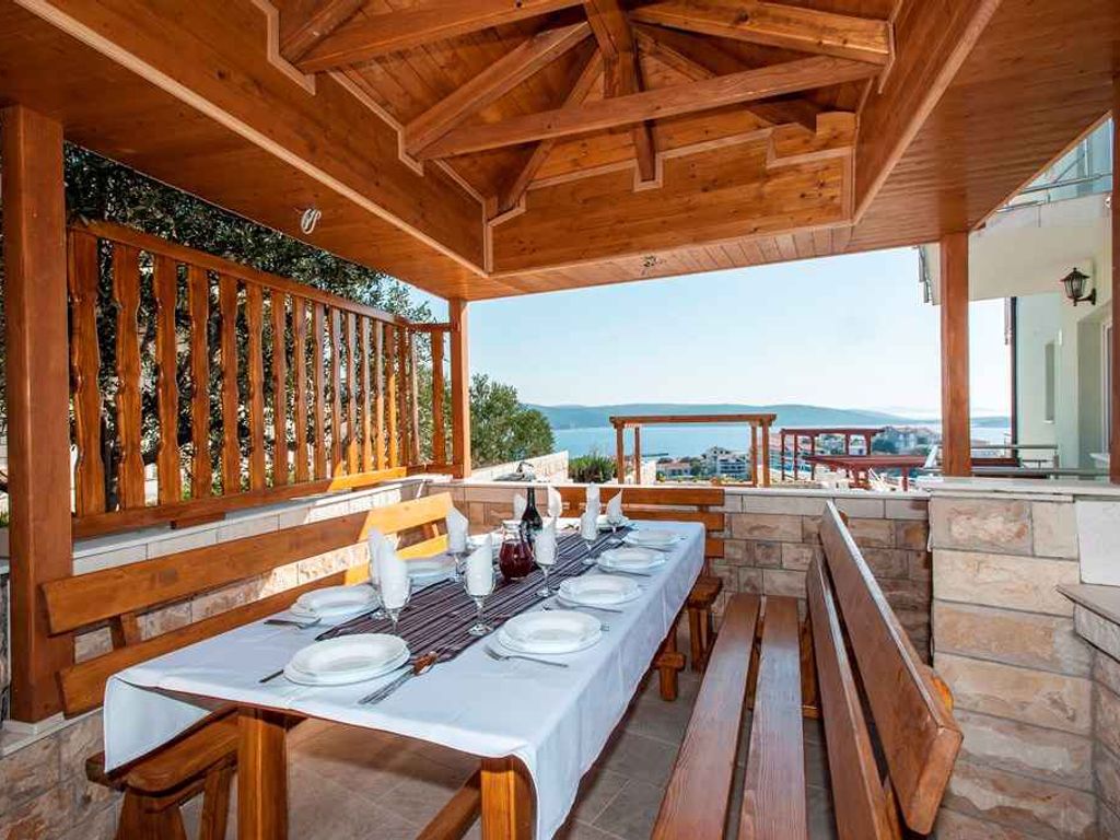Villa mit Pool und Meerblick
