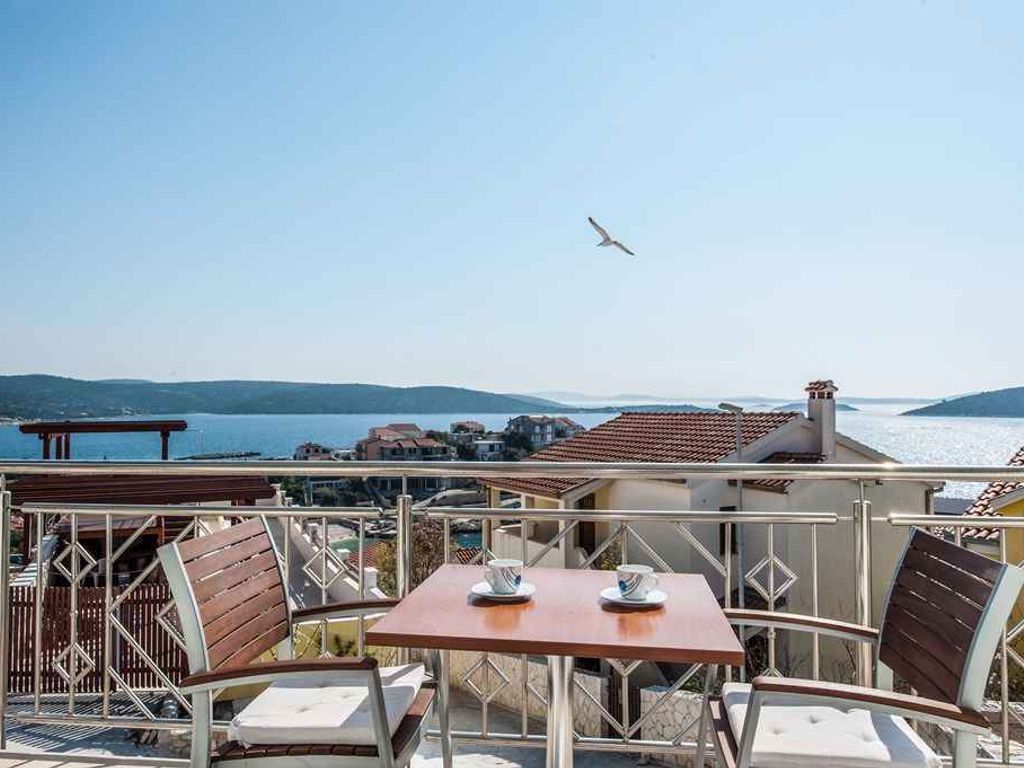 Villa mit Pool und Meerblick