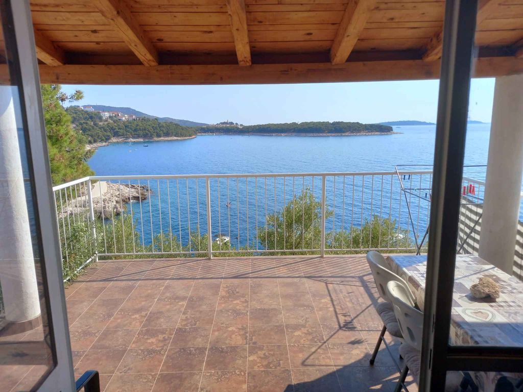 Ferienwohnung mit schönem Blick auf das Meer von der Terrasse