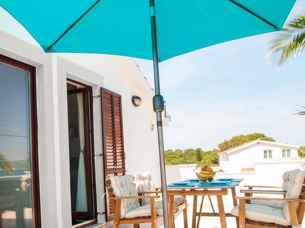 Ferienwohnung mit Klimaanlage und Terrasse direkt am Meer