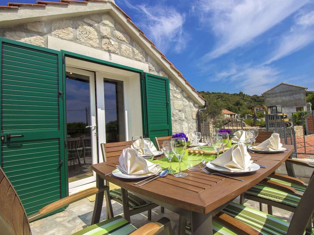 Ferienhaus mit Pool und Grill