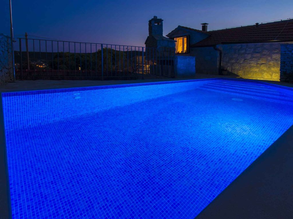 Ferienhaus mit Pool und Grill