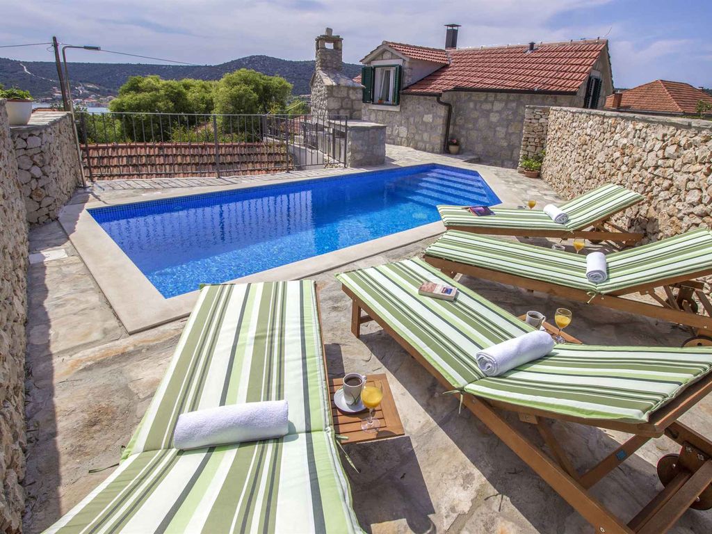 Ferienhaus mit Pool und Grill