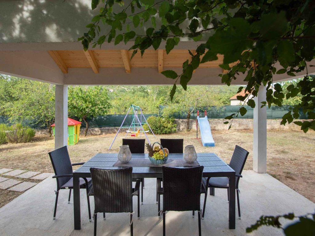 Ferienhaus mit Pool und Klimaanlage