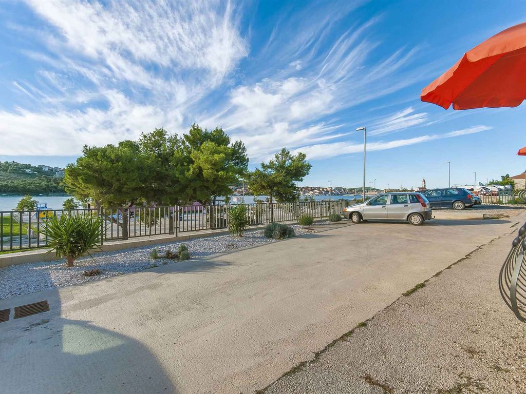 Ferienwohnung mit Klimaanlage und Meerblick in Trogir