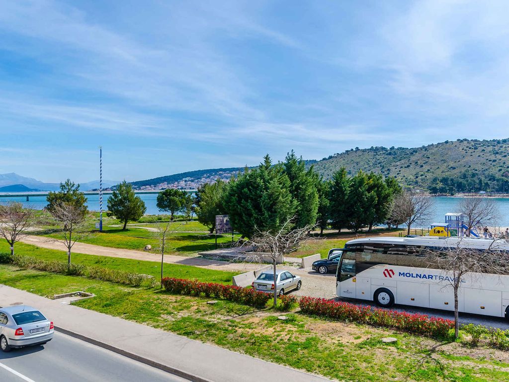 Ferienwohnung mit Klimaanlage und Meerblick in Trogir